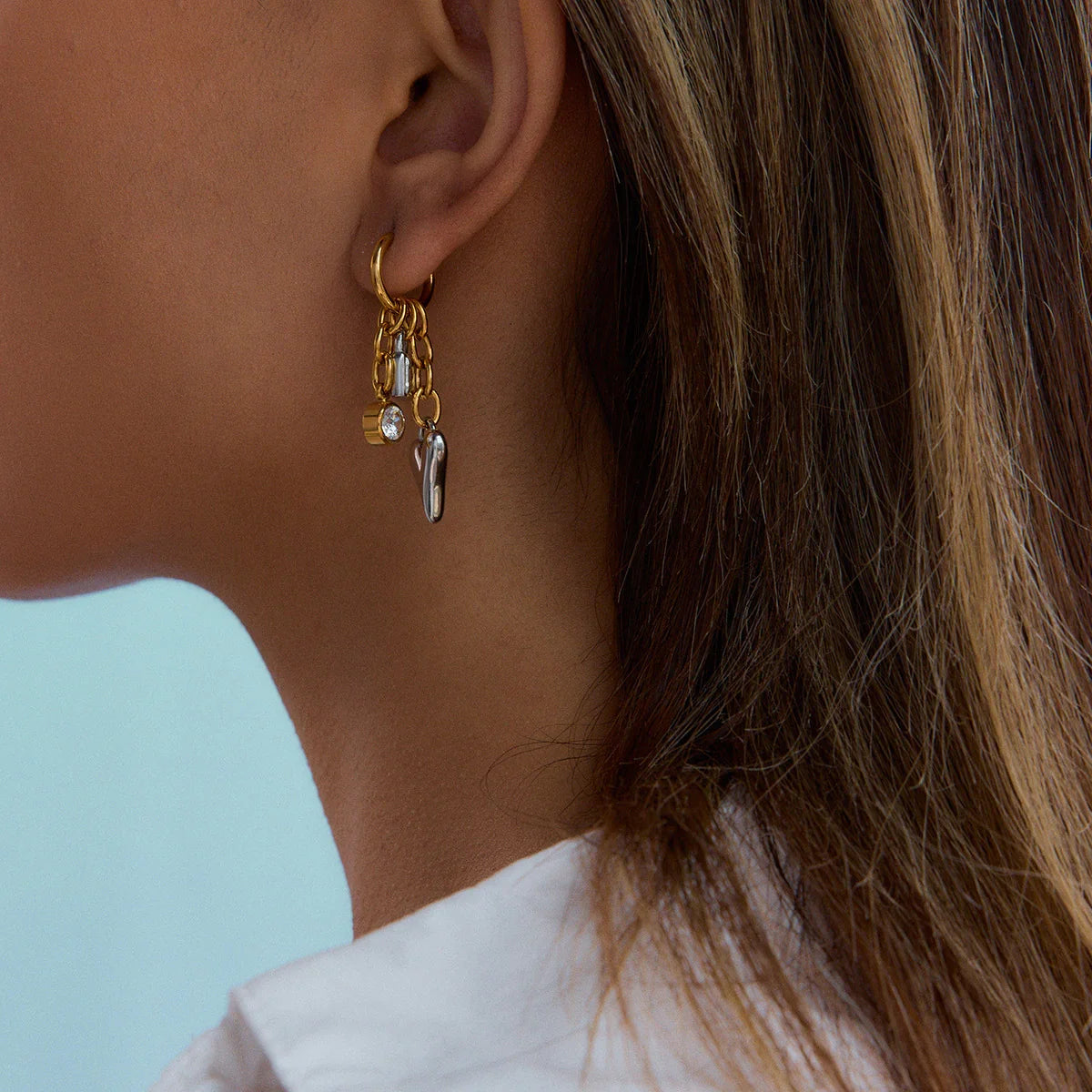 Pendientes Huggie de mujer con colgante de corazón, colgante de candado y detalles de cadena