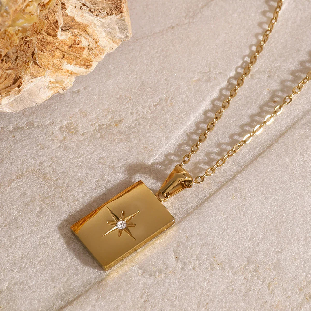 Collar Mujer Multicapa con Tres Cadenas Finas y Acentos de Piedra