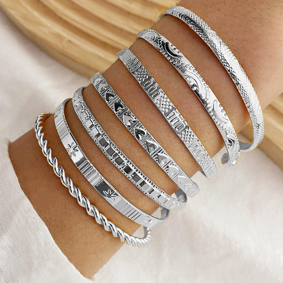 Selene – Conjunto de Pulseras Rígidas