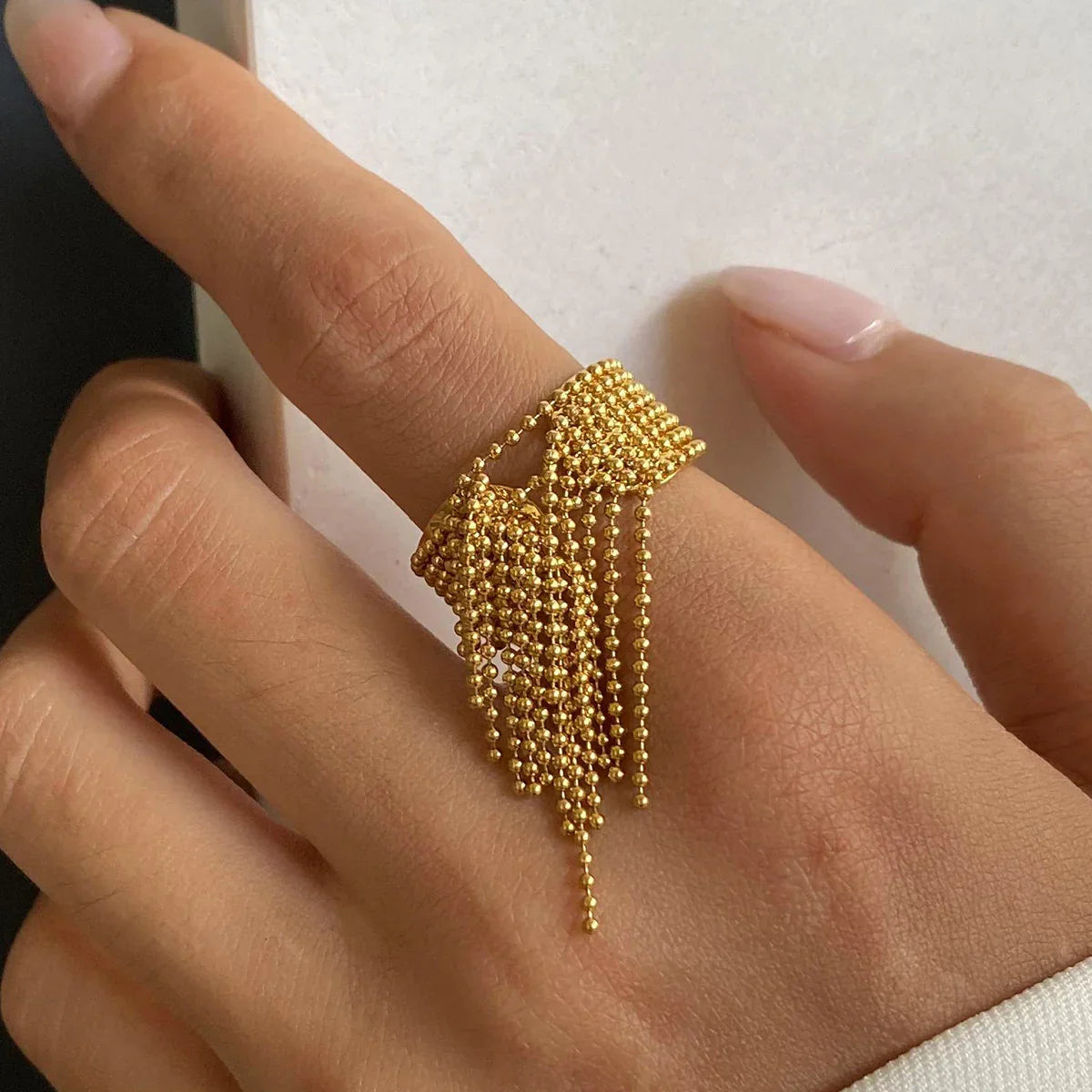 Dama Anillo de Declaración Ajustable con Diseño de Tassel y Detalles de Cadena Multicapa