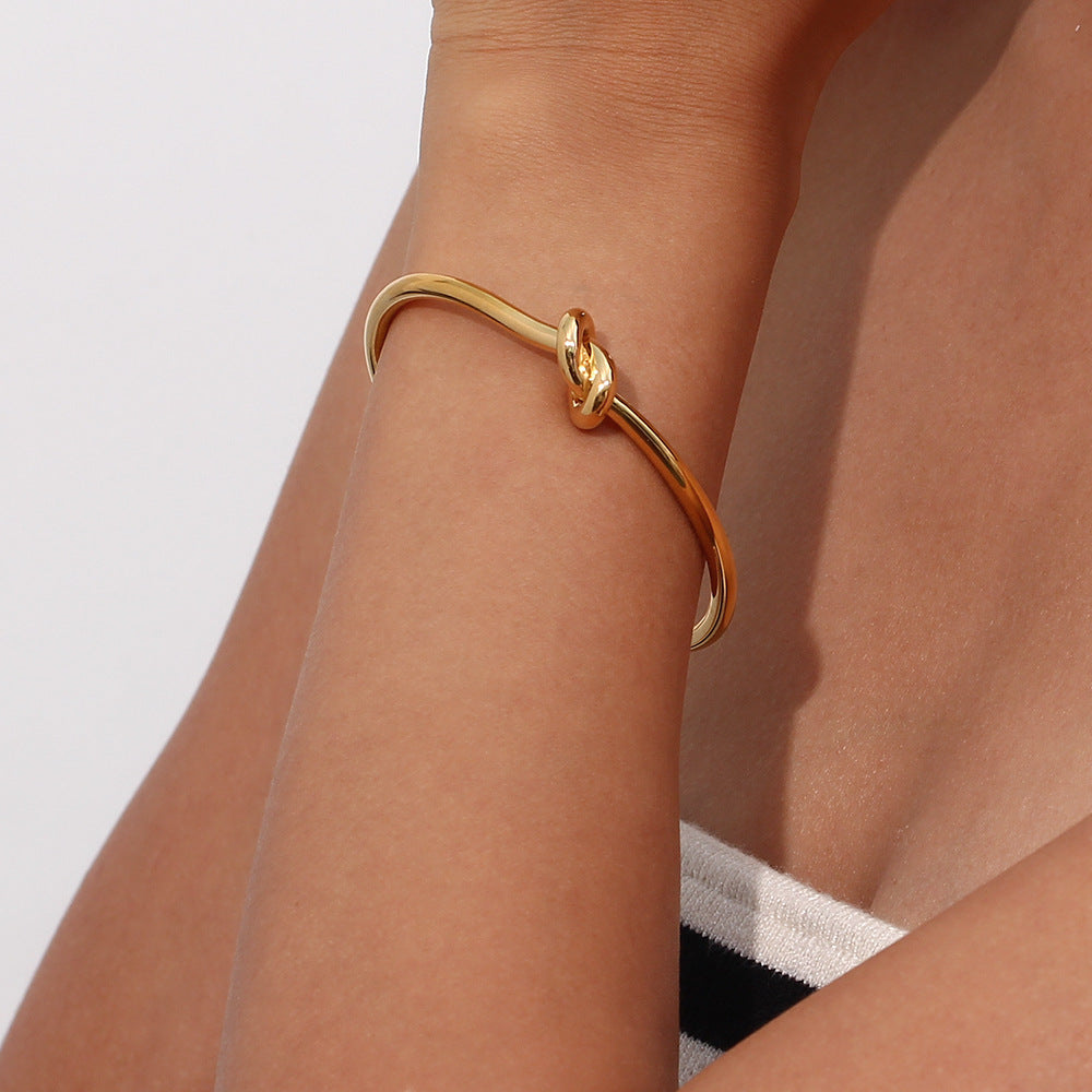 Louisa - Brazalete de Nudo Dorado