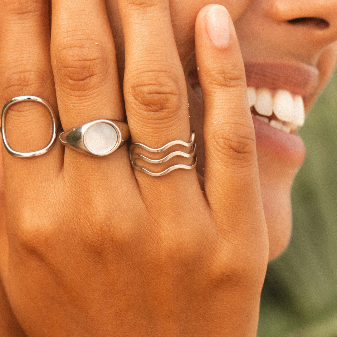 Anillo de Dama con Diseño de Olas Triples y Estructura de Líneas Abiertas