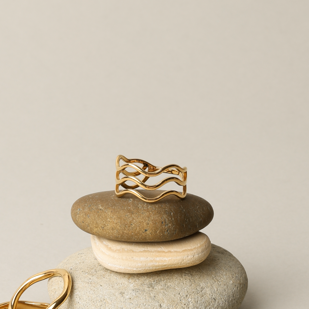 Anillo de Dama con Diseño de Olas Triples y Estructura de Líneas Abiertas