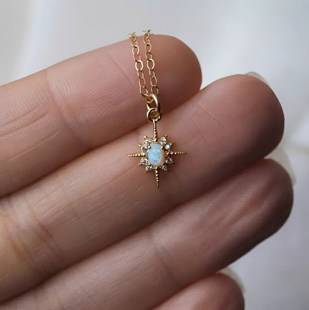 Collar Colgante Damas con Piedra Central Ovalada y Diseño de Rayos de Estrella