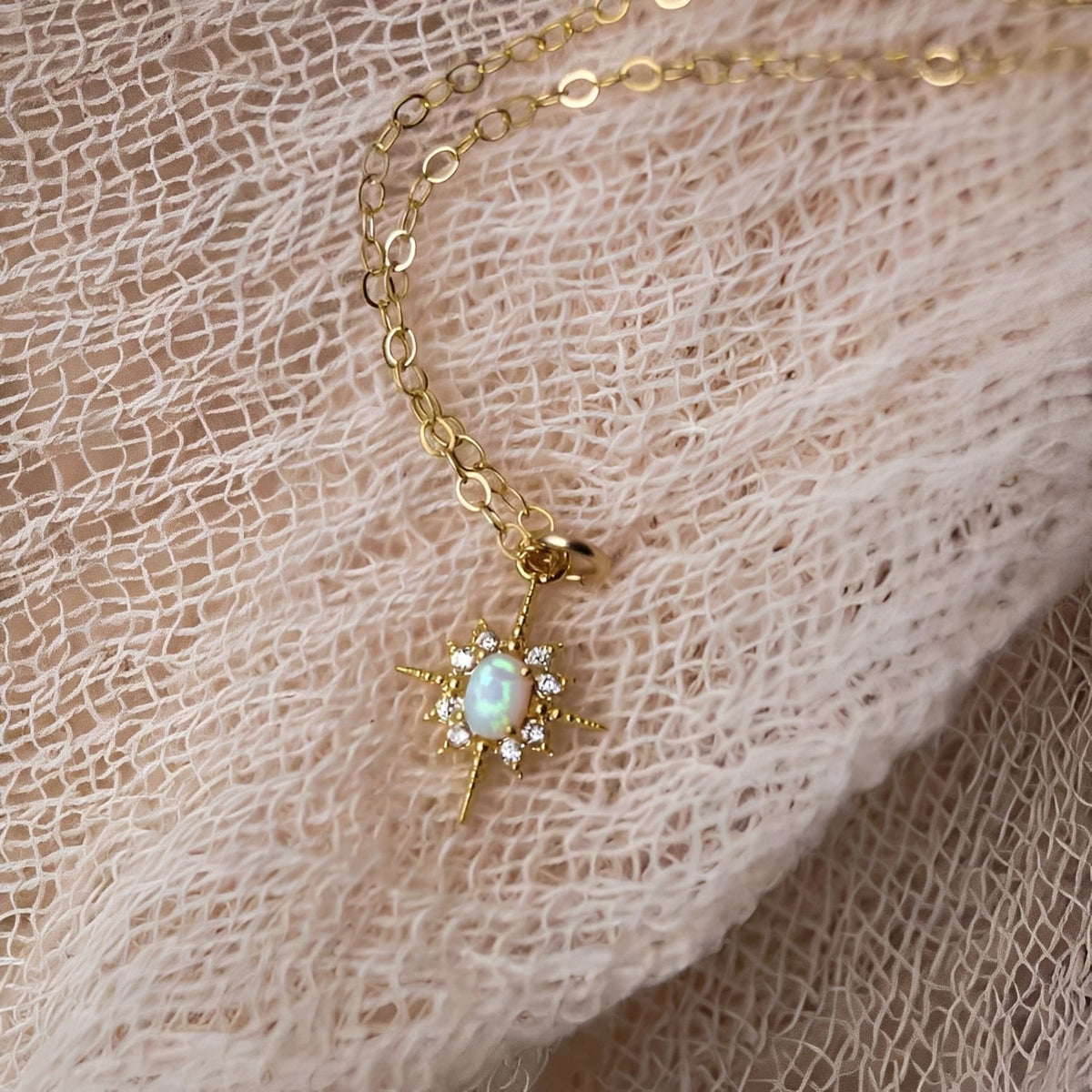 Collar Colgante Damas con Piedra Central Ovalada y Diseño de Rayos de Estrella
