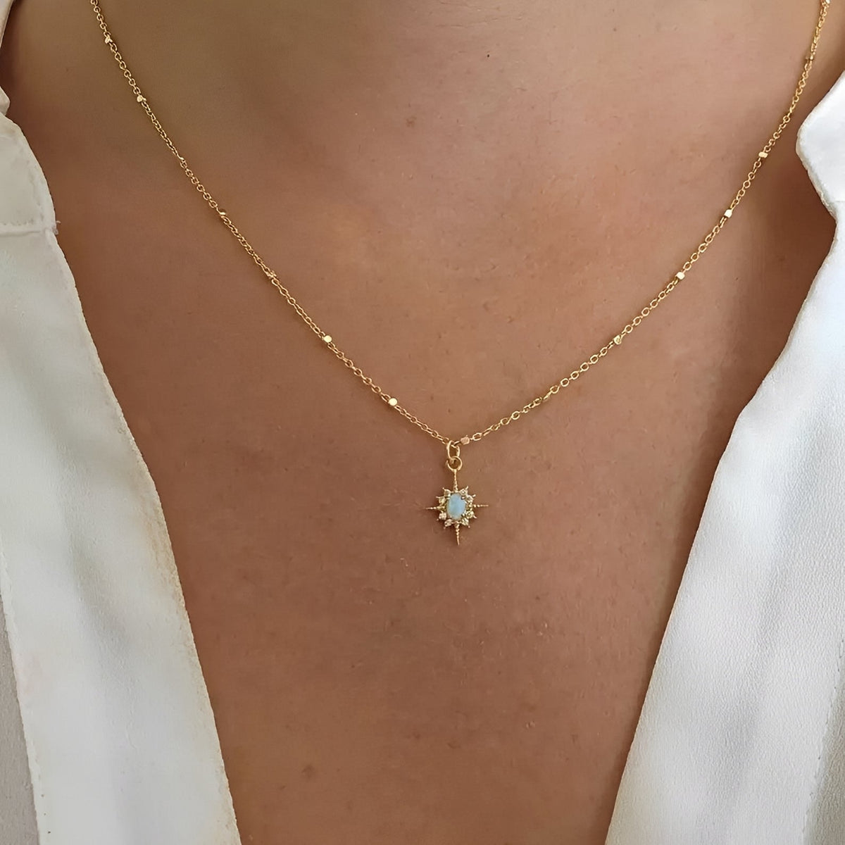 Collar Colgante Damas con Piedra Central Ovalada y Diseño de Rayos de Estrella