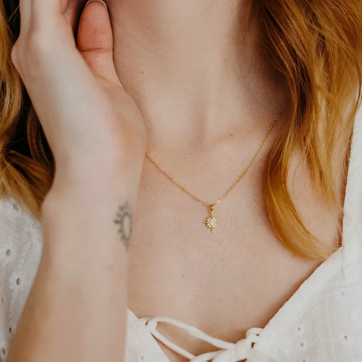 Collar Colgante Damas con Piedra Central Ovalada y Diseño de Rayos de Estrella