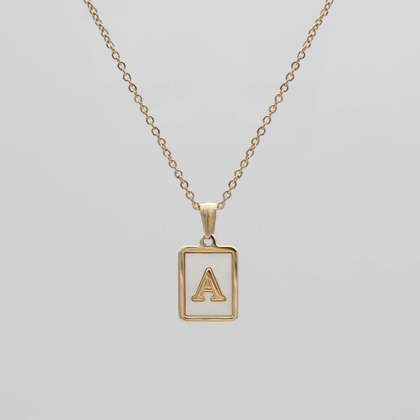 Carmel – Collar Letra Cuadrada en Acero Titanio