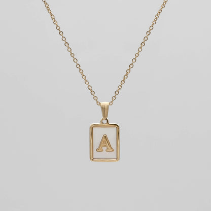 Carmel – Collar Letra Cuadrada en Acero Titanio