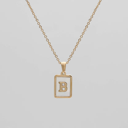 Carmel – Collar Letra Cuadrada en Acero Titanio