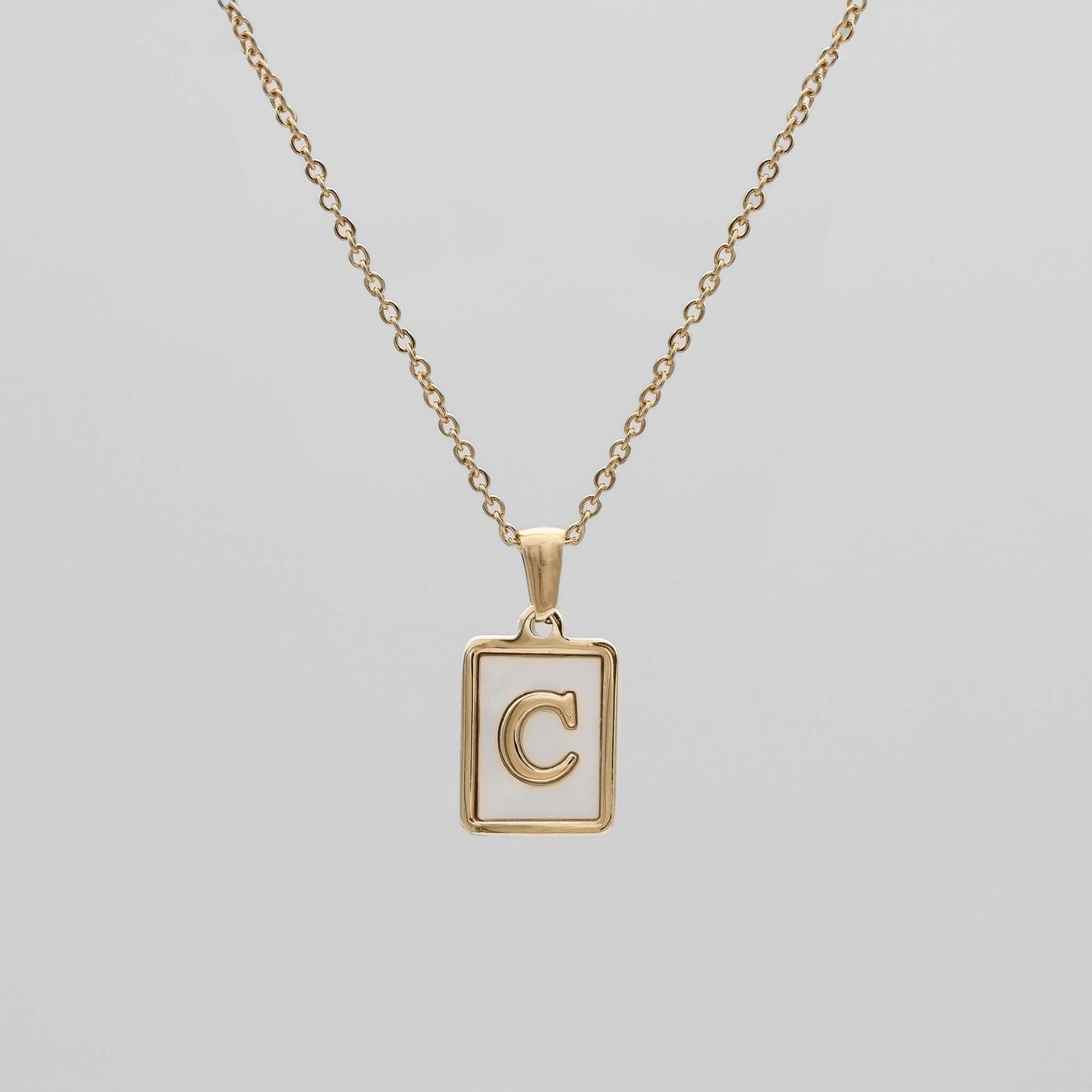 Carmel – Collar Letra Cuadrada en Acero Titanio