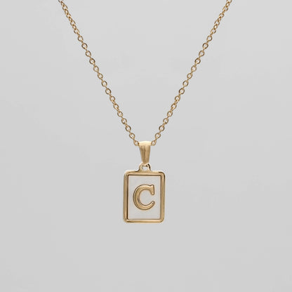 Carmel – Collar Letra Cuadrada en Acero Titanio