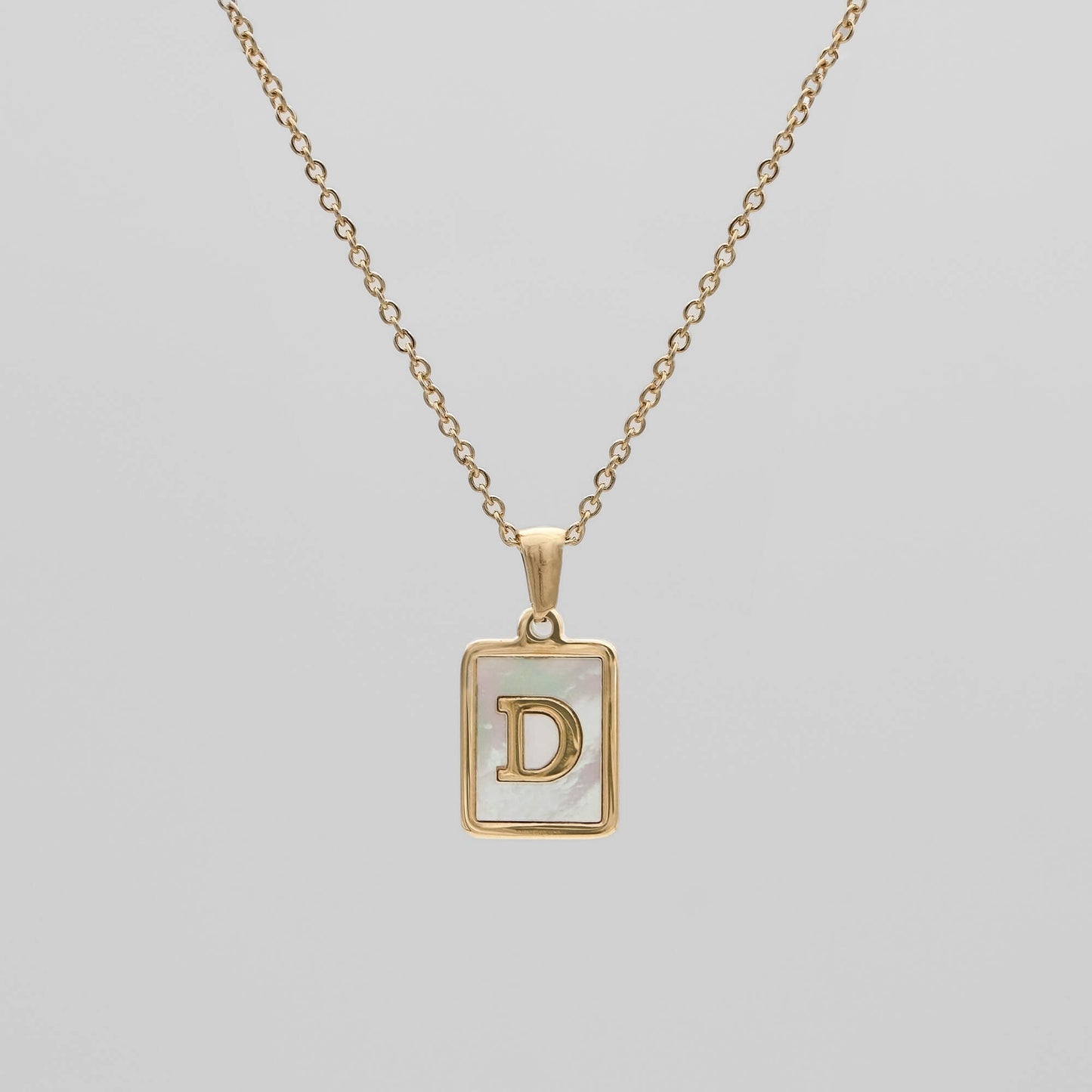 Carmel – Collar Letra Cuadrada en Acero Titanio