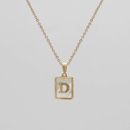 Carmel – Collar Letra Cuadrada en Acero Titanio