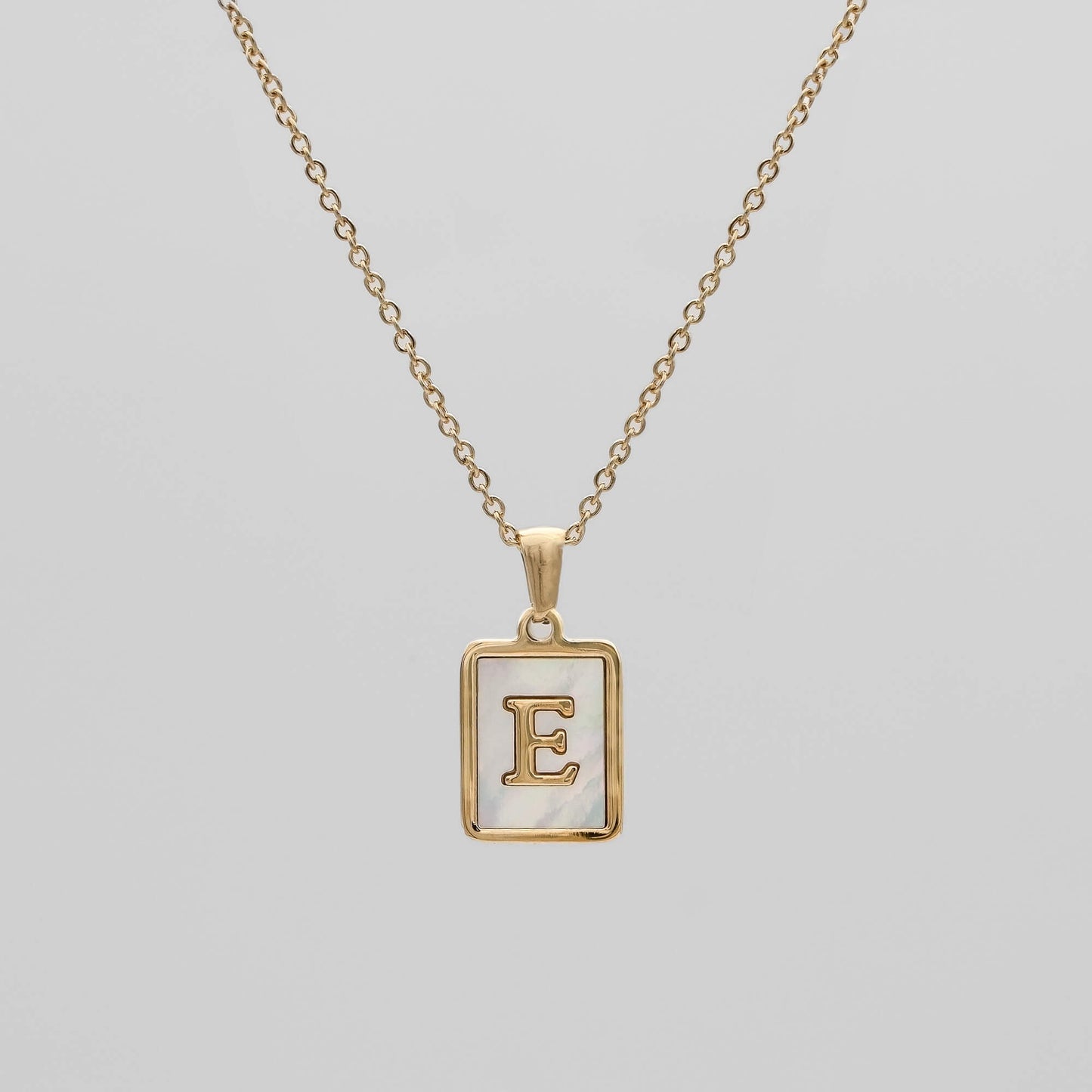 Carmel – Collar Letra Cuadrada en Acero Titanio