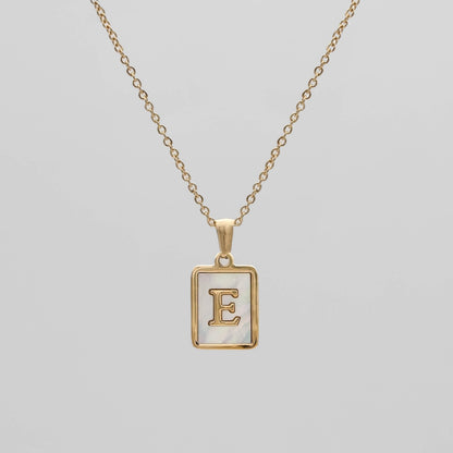 Carmel – Collar Letra Cuadrada en Acero Titanio