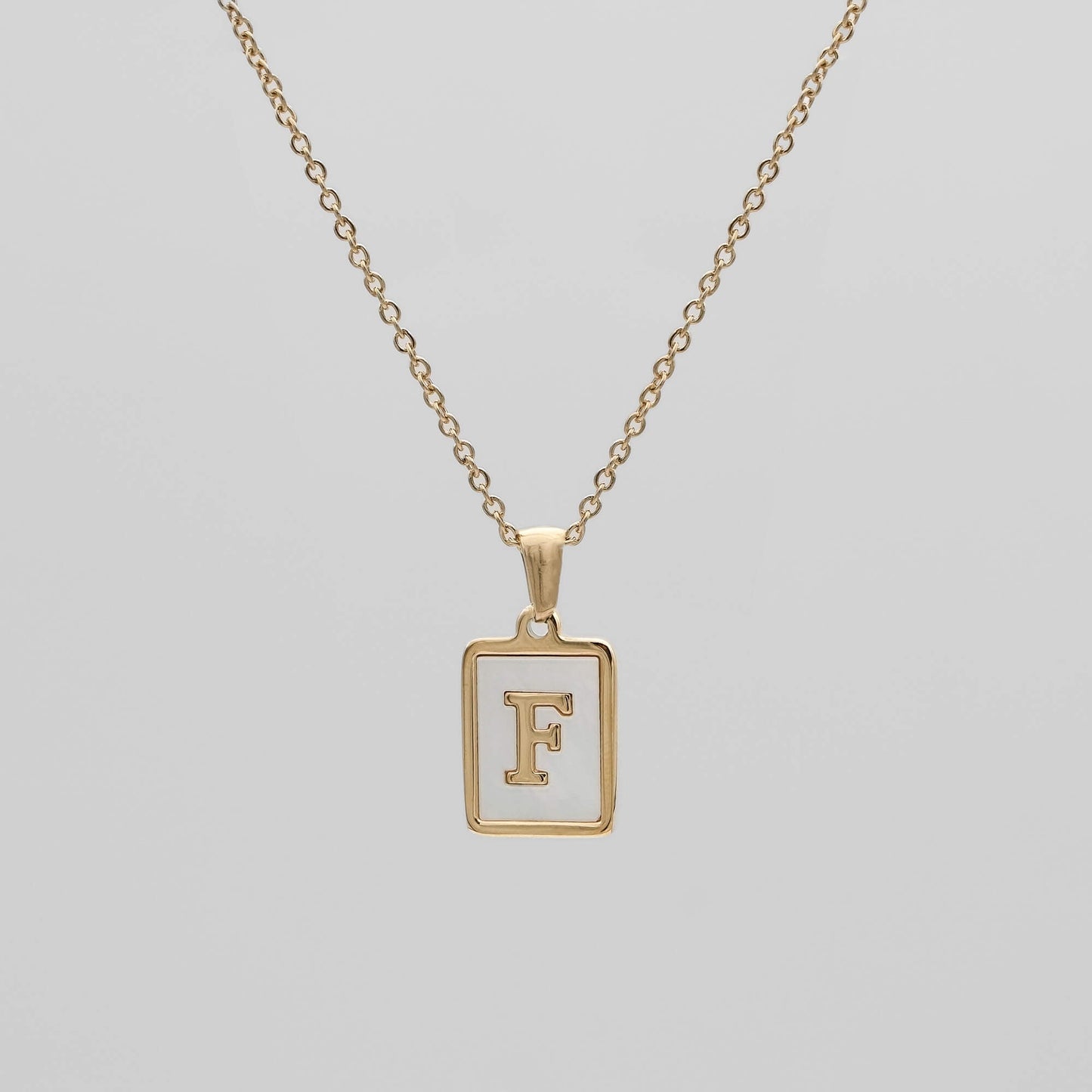 Carmel – Collar Letra Cuadrada en Acero Titanio