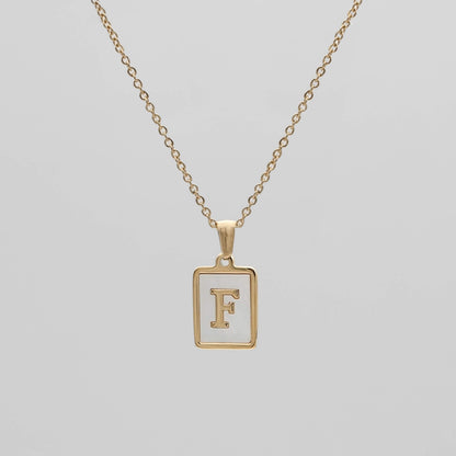 Carmel – Collar Letra Cuadrada en Acero Titanio