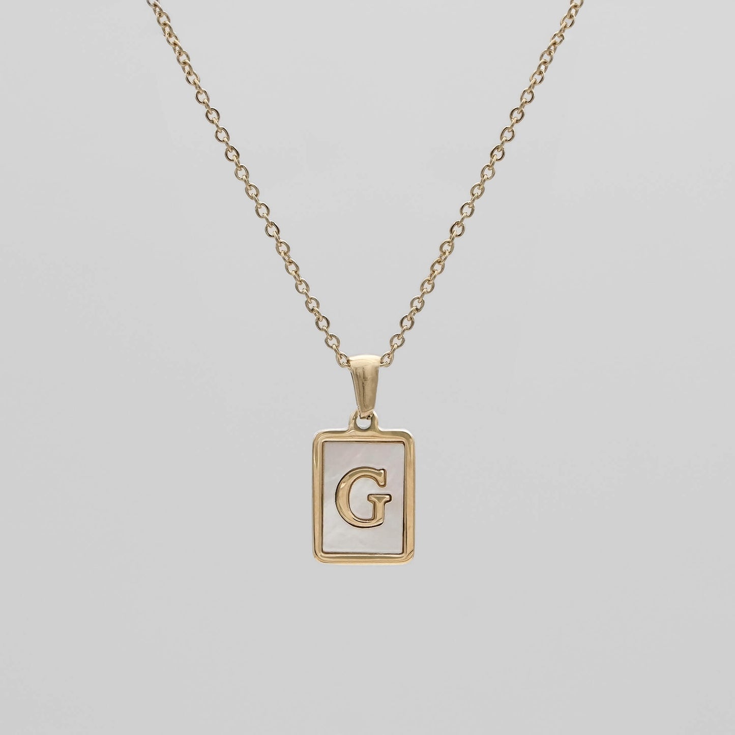 Carmel – Collar Letra Cuadrada en Acero Titanio