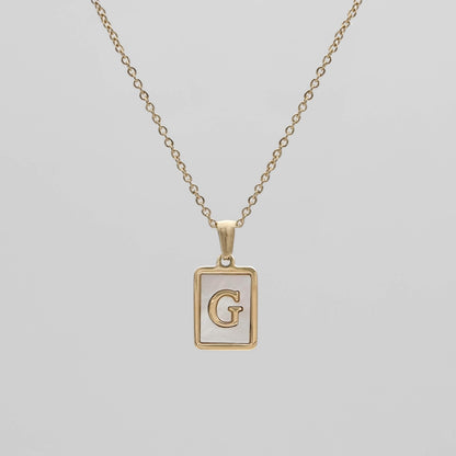 Carmel – Collar Letra Cuadrada en Acero Titanio