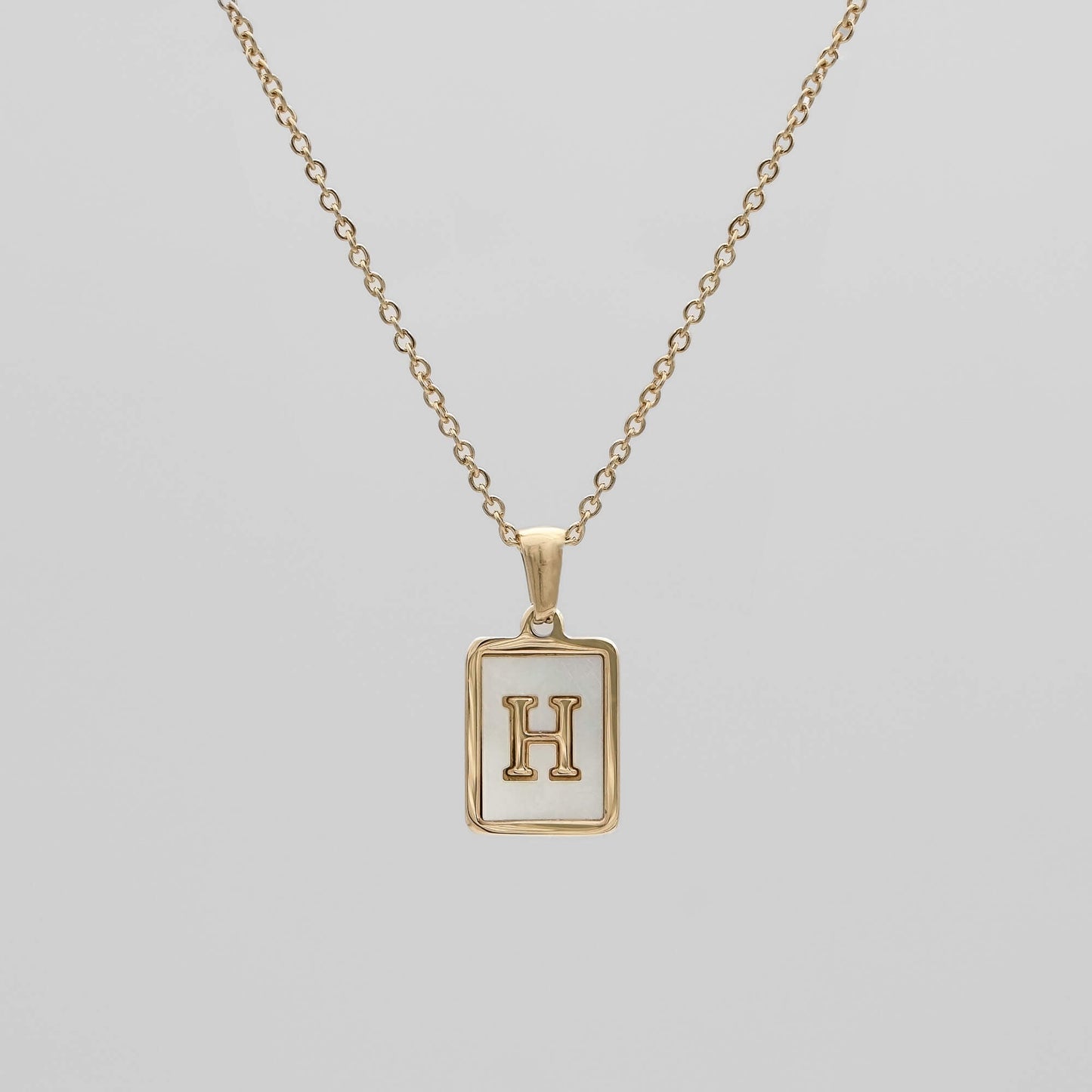 Carmel – Collar Letra Cuadrada en Acero Titanio