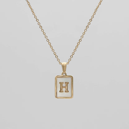 Carmel – Collar Letra Cuadrada en Acero Titanio