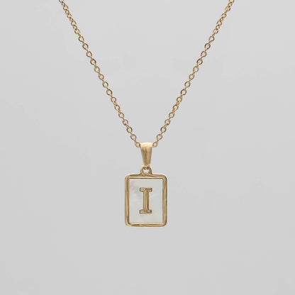 Carmel – Collar Letra Cuadrada en Acero Titanio