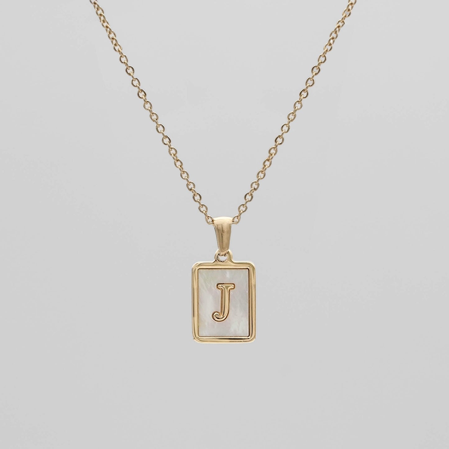 Carmel – Collar Letra Cuadrada en Acero Titanio