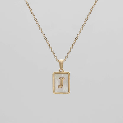 Carmel – Collar Letra Cuadrada en Acero Titanio