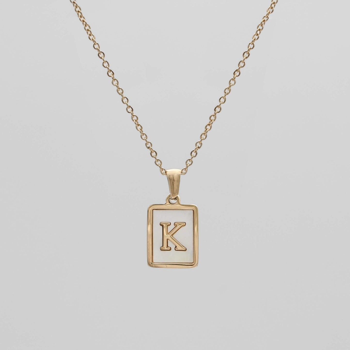 Carmel – Collar Letra Cuadrada en Acero Titanio