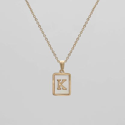 Carmel – Collar Letra Cuadrada en Acero Titanio