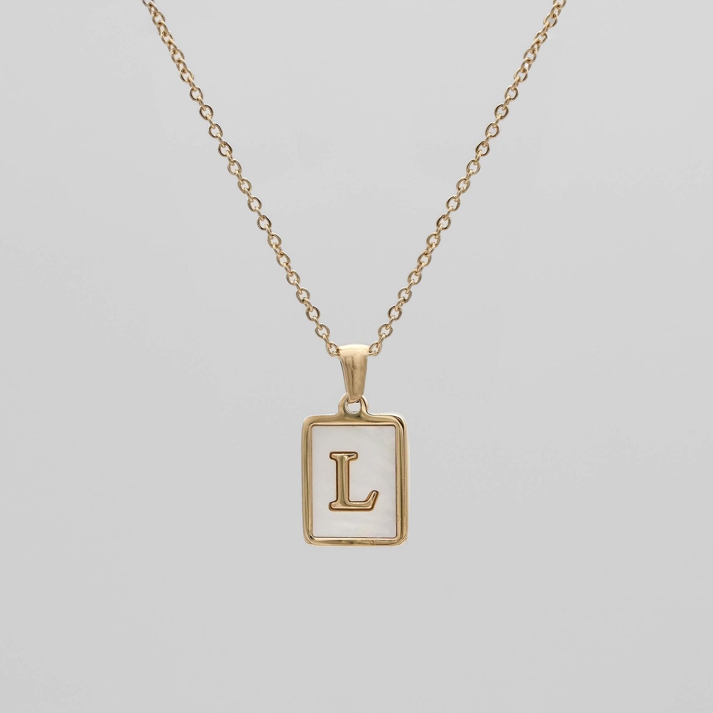 Carmel – Collar Letra Cuadrada en Acero Titanio