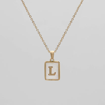 Carmel – Collar Letra Cuadrada en Acero Titanio