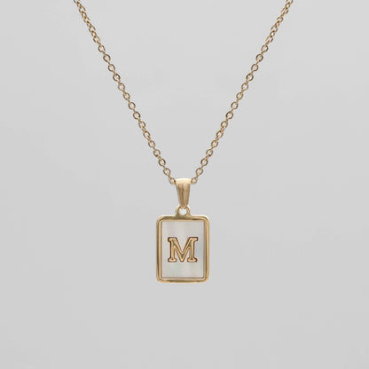 Carmel – Collar Letra Cuadrada en Acero Titanio