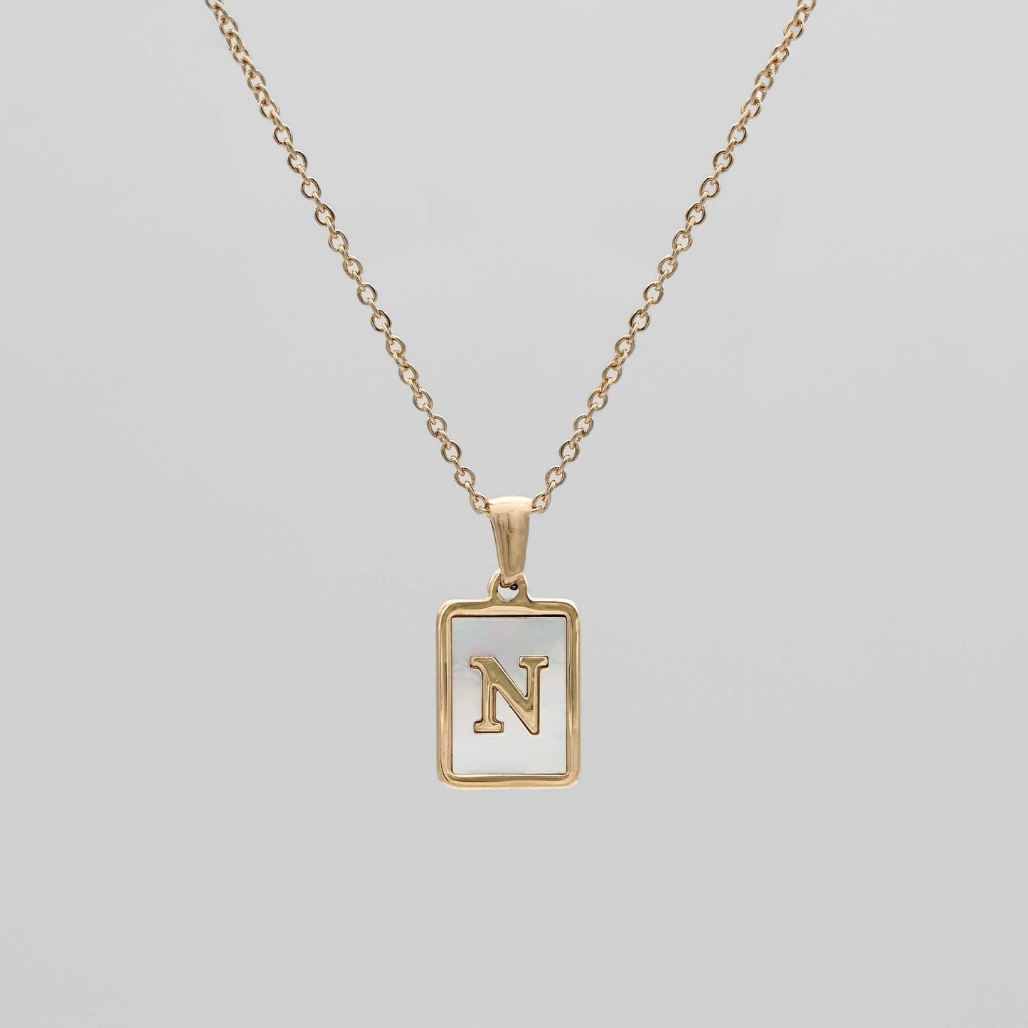 Carmel – Collar Letra Cuadrada en Acero Titanio