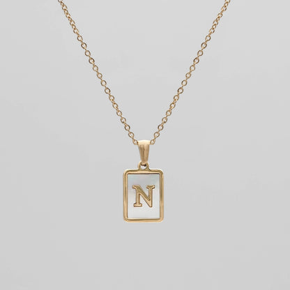 Carmel – Collar Letra Cuadrada en Acero Titanio