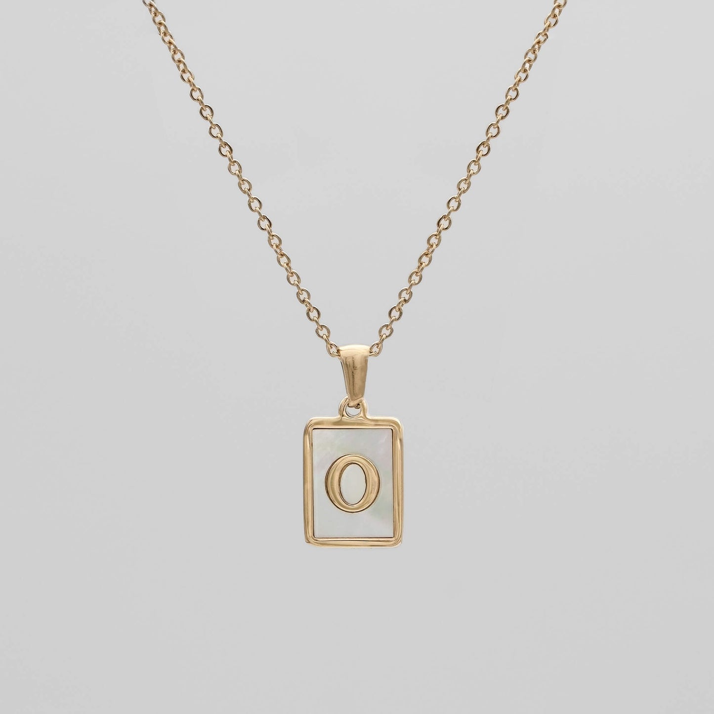 Carmel – Collar Letra Cuadrada en Acero Titanio
