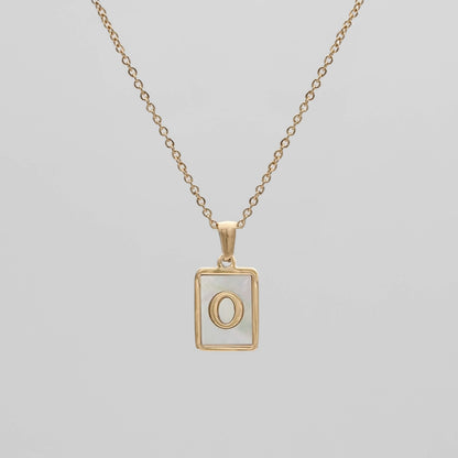Carmel – Collar Letra Cuadrada en Acero Titanio