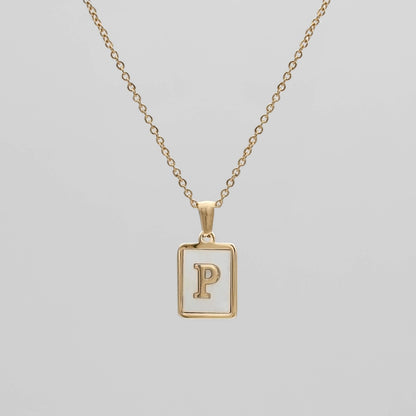 Carmel – Collar Letra Cuadrada en Acero Titanio