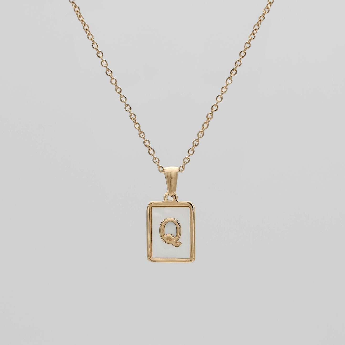 Carmel – Collar Letra Cuadrada en Acero Titanio