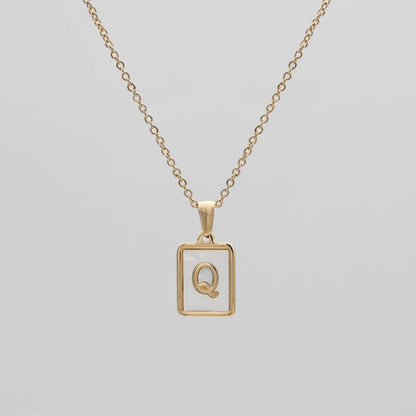 Carmel – Collar Letra Cuadrada en Acero Titanio
