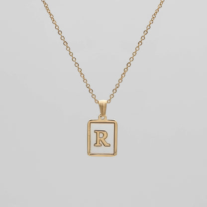 Carmel – Collar Letra Cuadrada en Acero Titanio