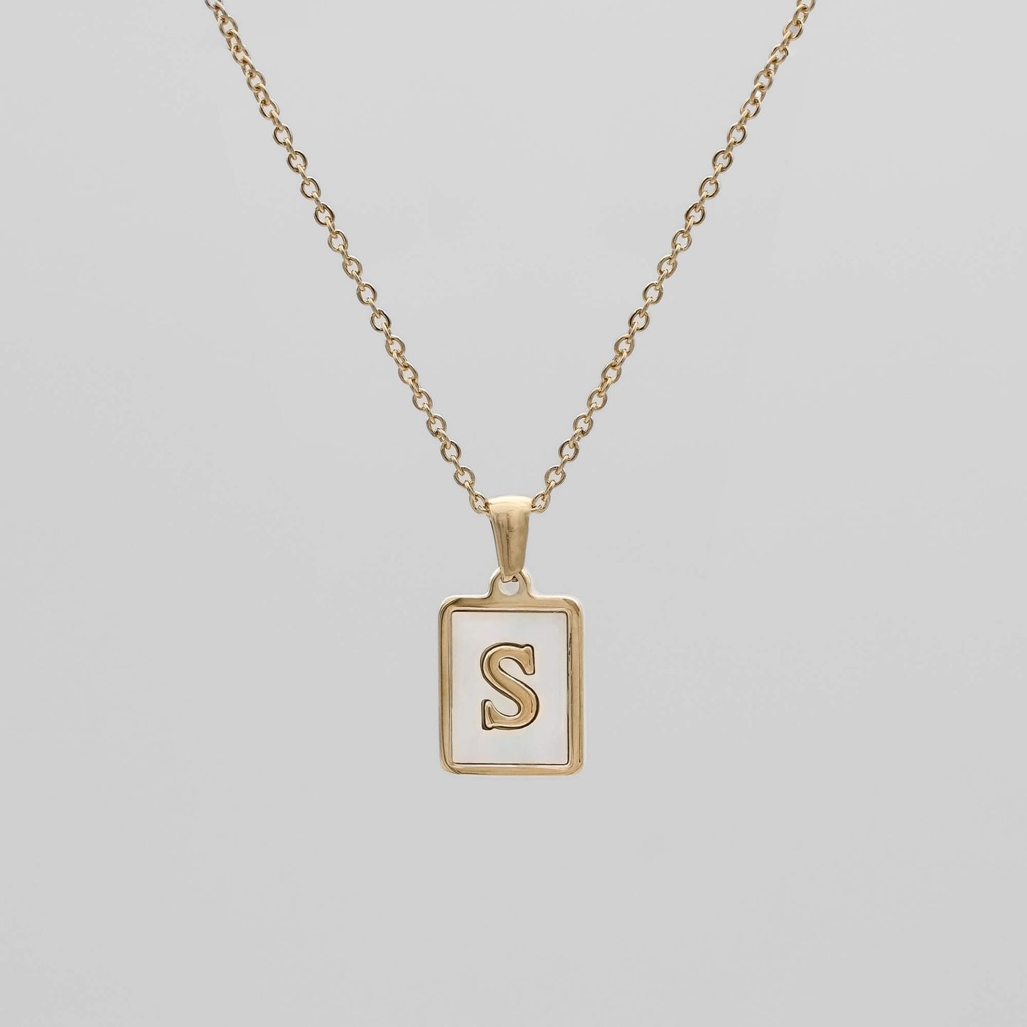 Carmel – Collar Letra Cuadrada en Acero Titanio