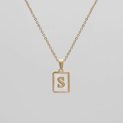 Carmel – Collar Letra Cuadrada en Acero Titanio