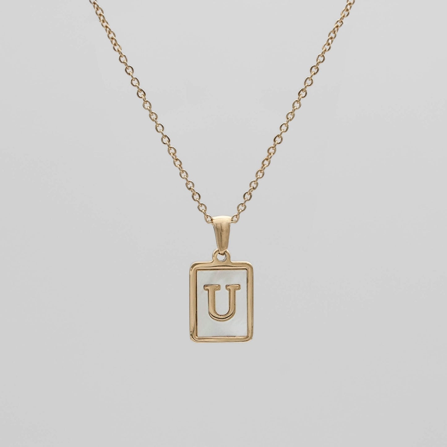 Carmel – Collar Letra Cuadrada en Acero Titanio