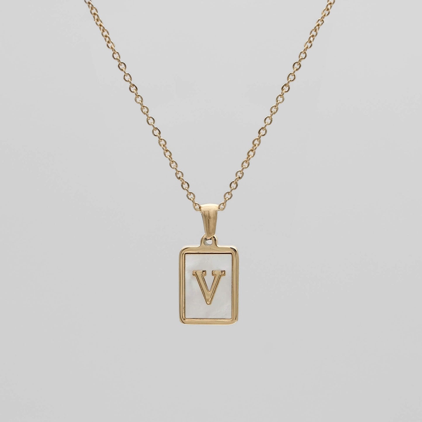 Carmel – Collar Letra Cuadrada en Acero Titanio
