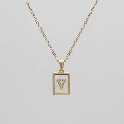 Carmel – Collar Letra Cuadrada en Acero Titanio