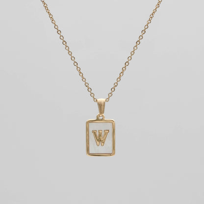 Carmel – Collar Letra Cuadrada en Acero Titanio