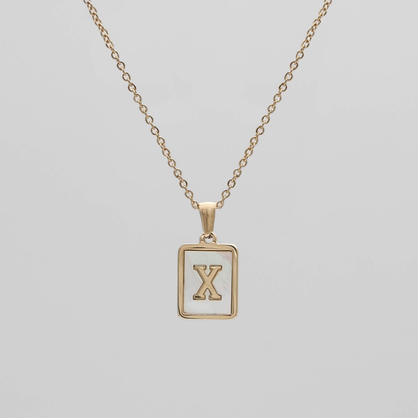 Carmel – Collar Letra Cuadrada en Acero Titanio