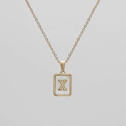 Carmel – Collar Letra Cuadrada en Acero Titanio